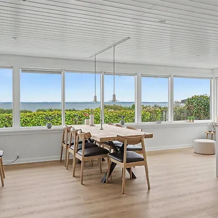 Annalia - 50m From The Sea By Interhome *